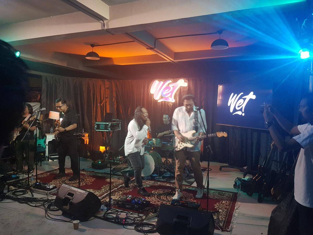 Penampilan WET saat acara rilis album terbaru mereka, Rabu (12/11/2025).