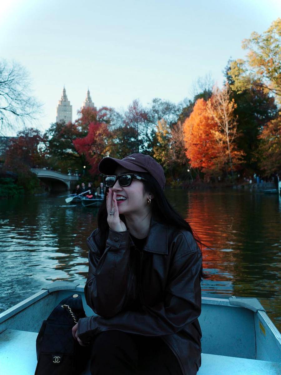 Febby Rastanty naik perahu di Central Park. 