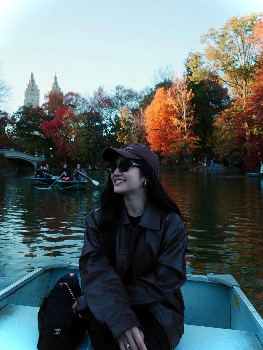 Febby Rastanty naik perahu di Central Park. 