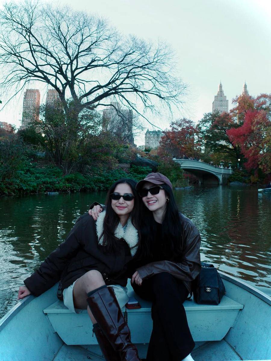 Febby Rastanty naik perahu di Central Park. 