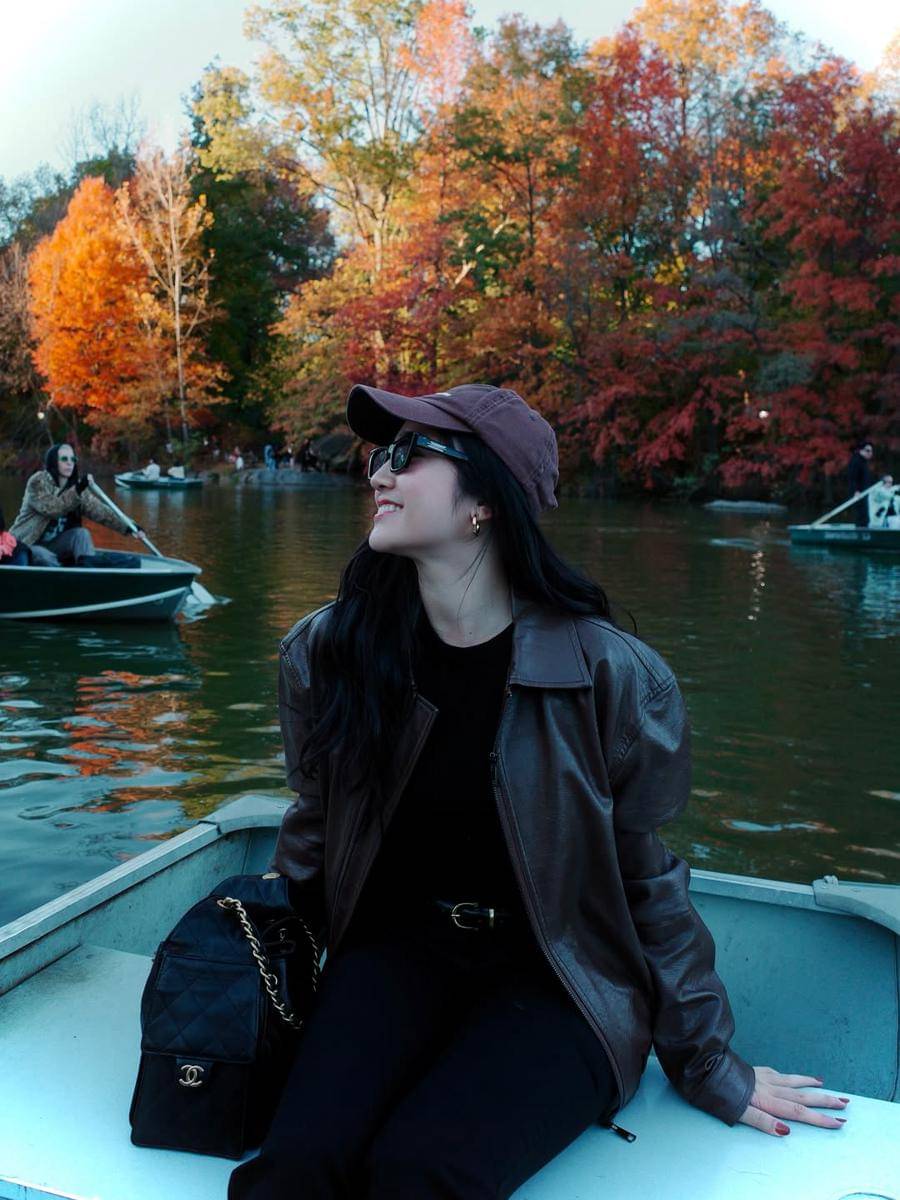 Febby Rastanty naik perahu di Central Park. 