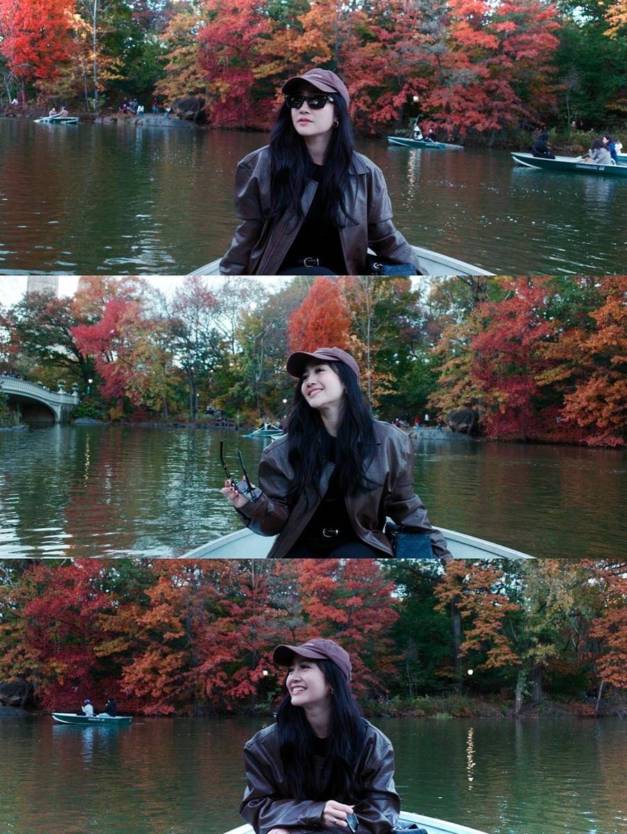 Febby Rastanty naik perahu di Central Park. 