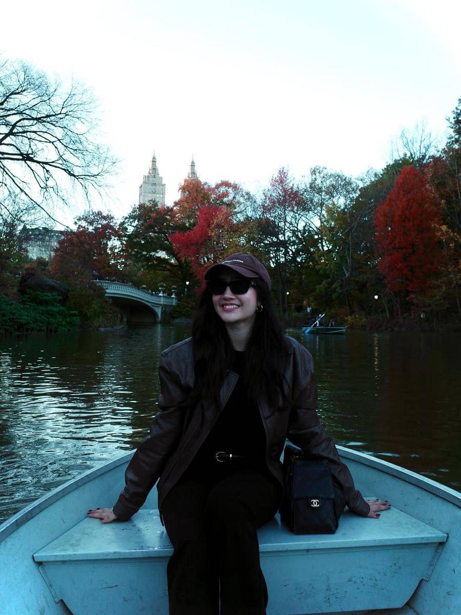 Febby Rastanty naik perahu di Central Park. 