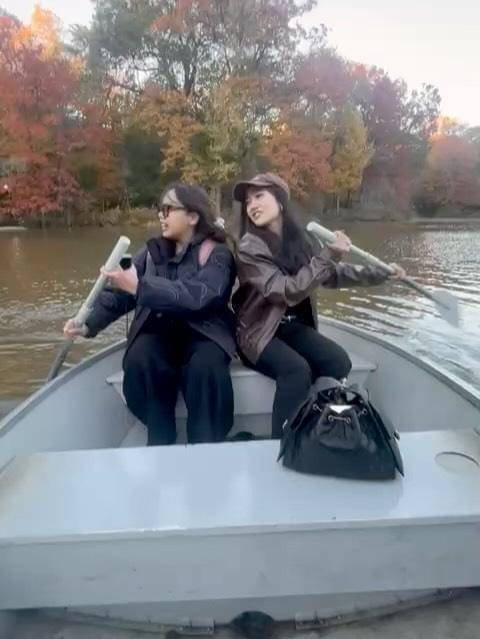 Febby Rastanty naik perahu di Central Park. 