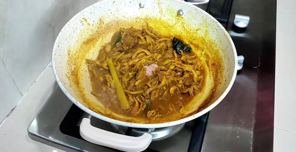 ilustrasi memasak ayam suwir krawu