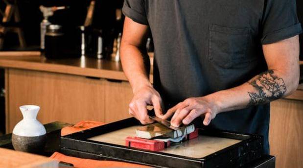 ilustrasi mengasah pisau (pexels.com/Airam Dato-on)