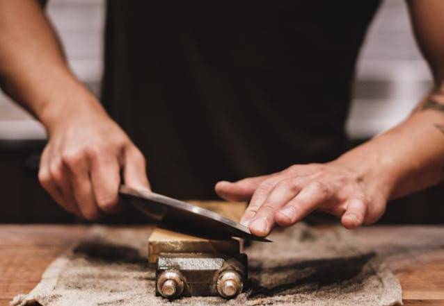 ilustrasi mengasah pisau (pexels.com/Airam Dato-on)