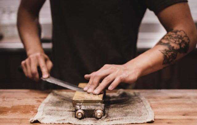 ilustrasi mengasah pisau (pexels.com/Airam Dato-on)