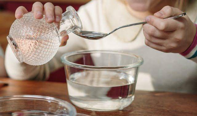 ilustrasi menuang cuka