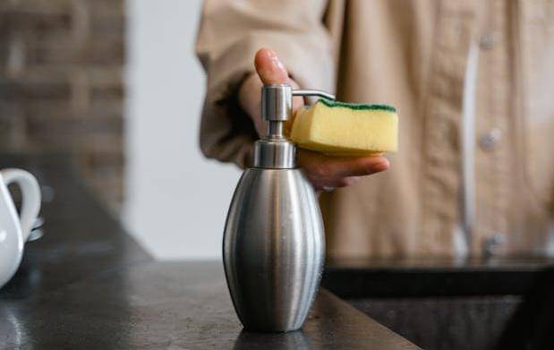 ilustrasi menuang sabun pada spon