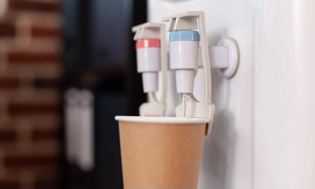 ilustrasi kran dispenser (freepik.com/DC Studio)