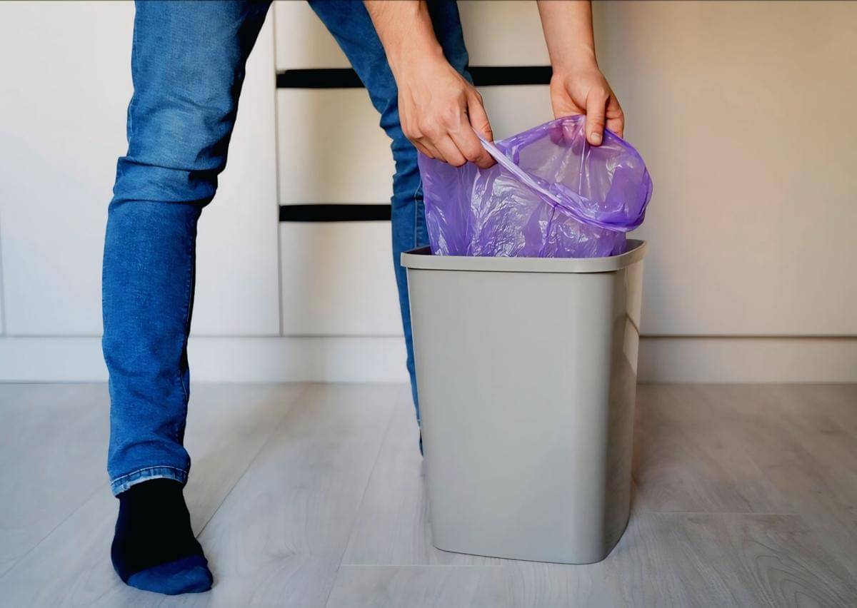 ilustrasi mengganti kantong sampah