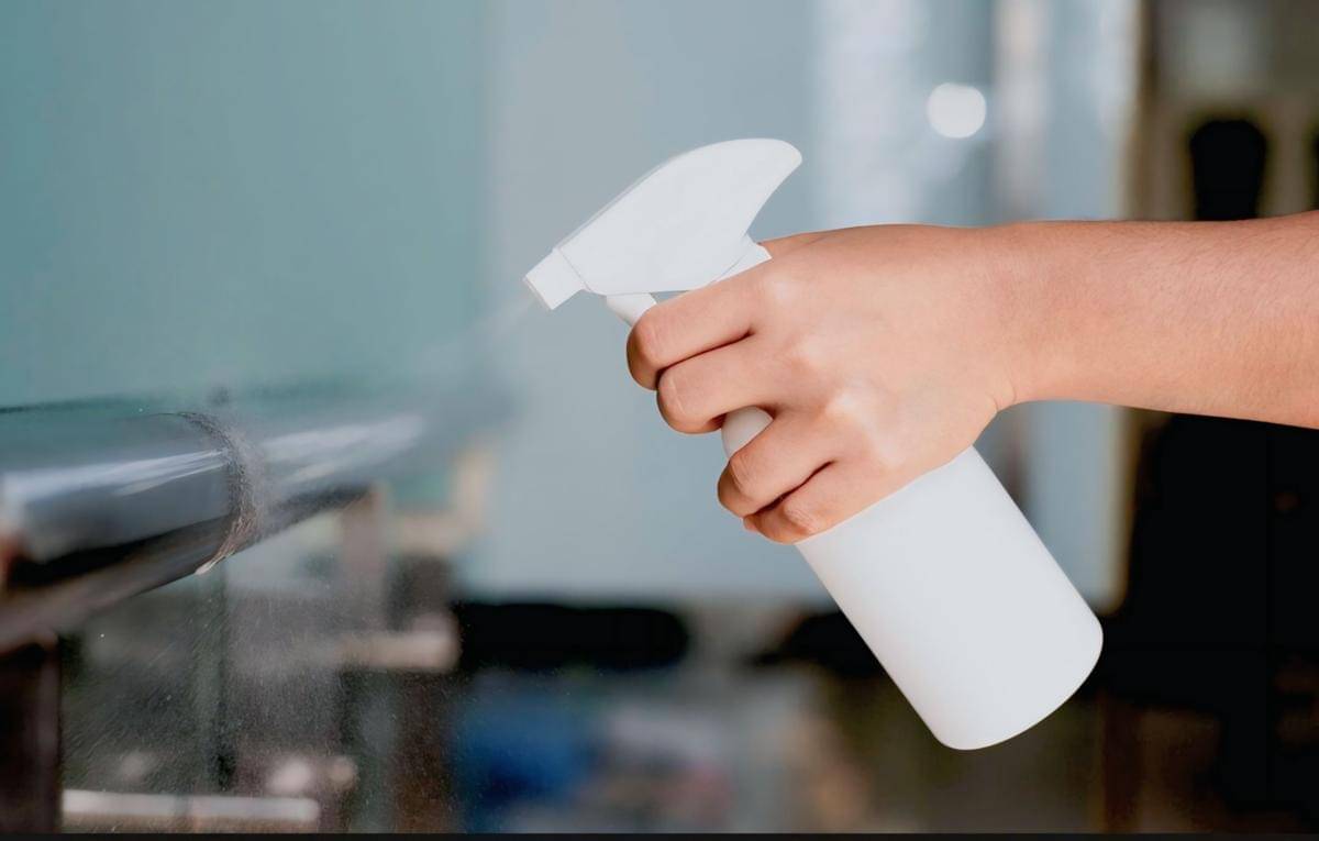 ilustrasi menyemprot disinfektan