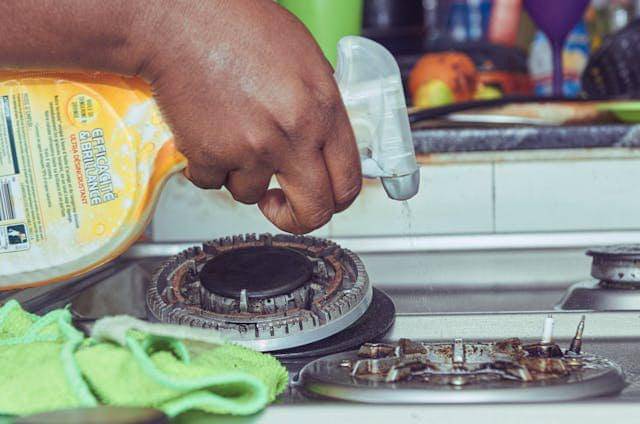 ilustrasi membersihkan dalam kompor