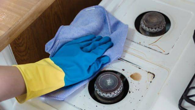 ilustrasi membersihkan kompor