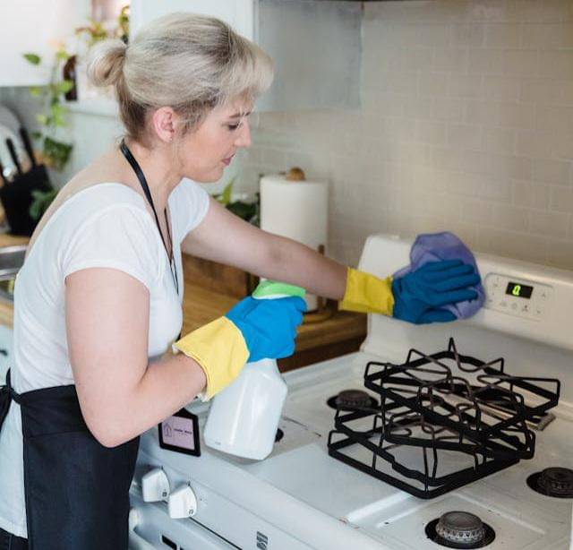 ilustrasi membersihkan kompor