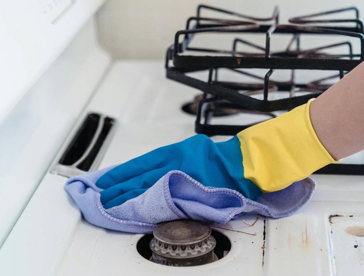 ilustrasi membersihkan kompor