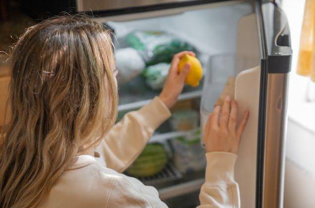 ilustrasi membuka kulkas