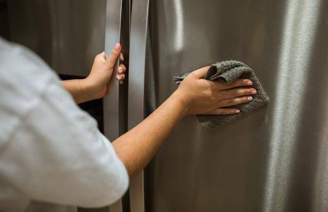 ilustrasi membersihkan kulkas