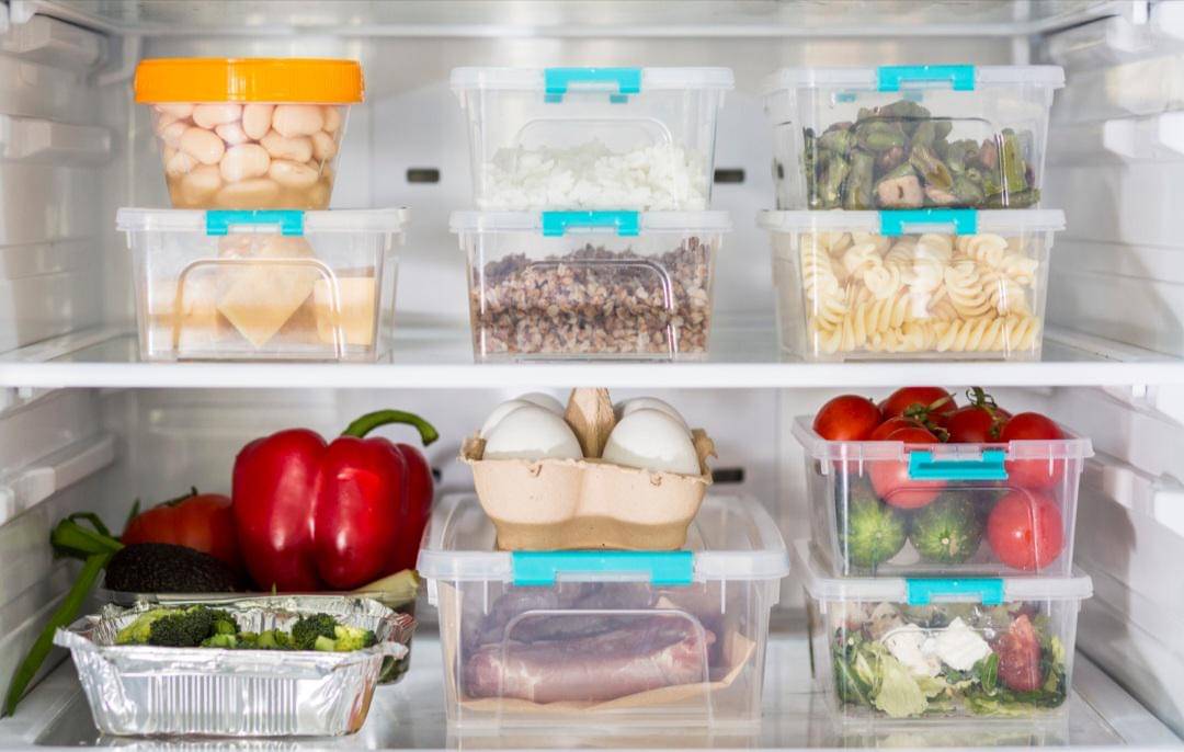 ilustrasi wadah transparan di kulkas