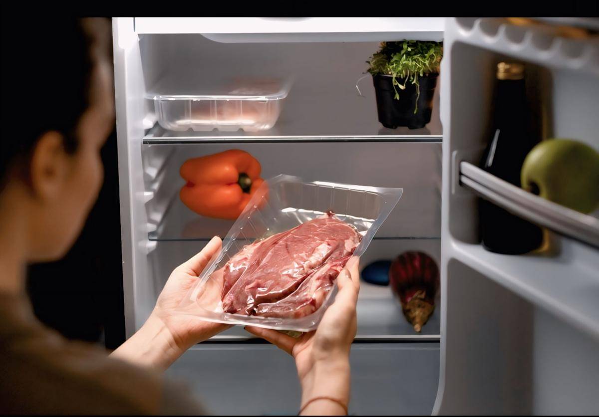 ilustrasi menyimpan daging di kulkas