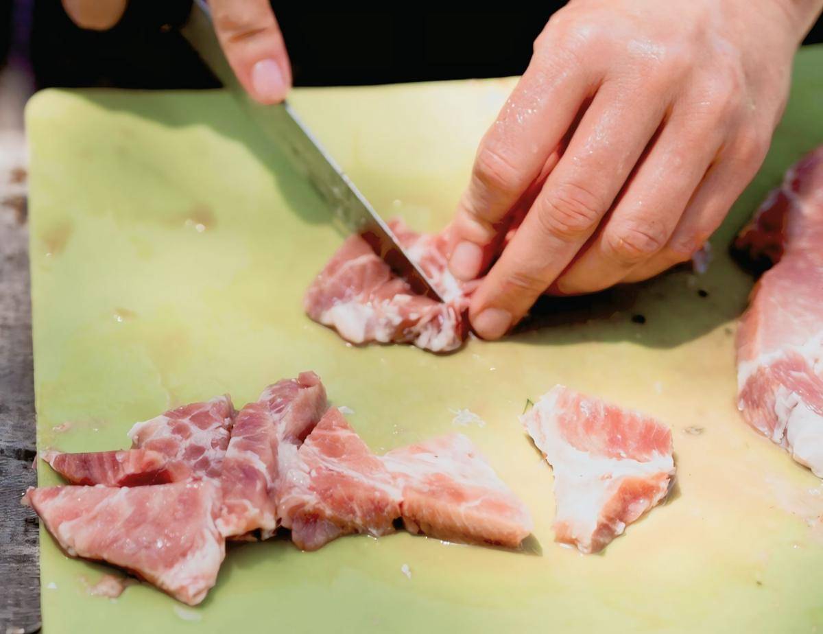 ilustrasi memotong daging