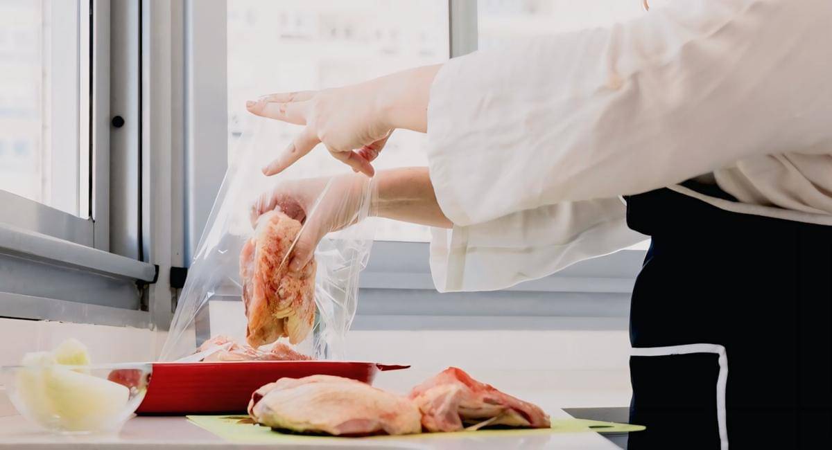 ilustrasi menyimpan daging di plastik klip (freepik.com/freepik)