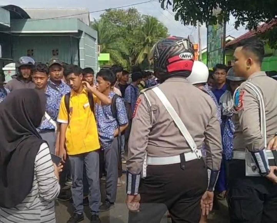Pelajar SMKN 2 Lubuk Linggau saat menyerbu MAN 2 Lubuk Linggau.