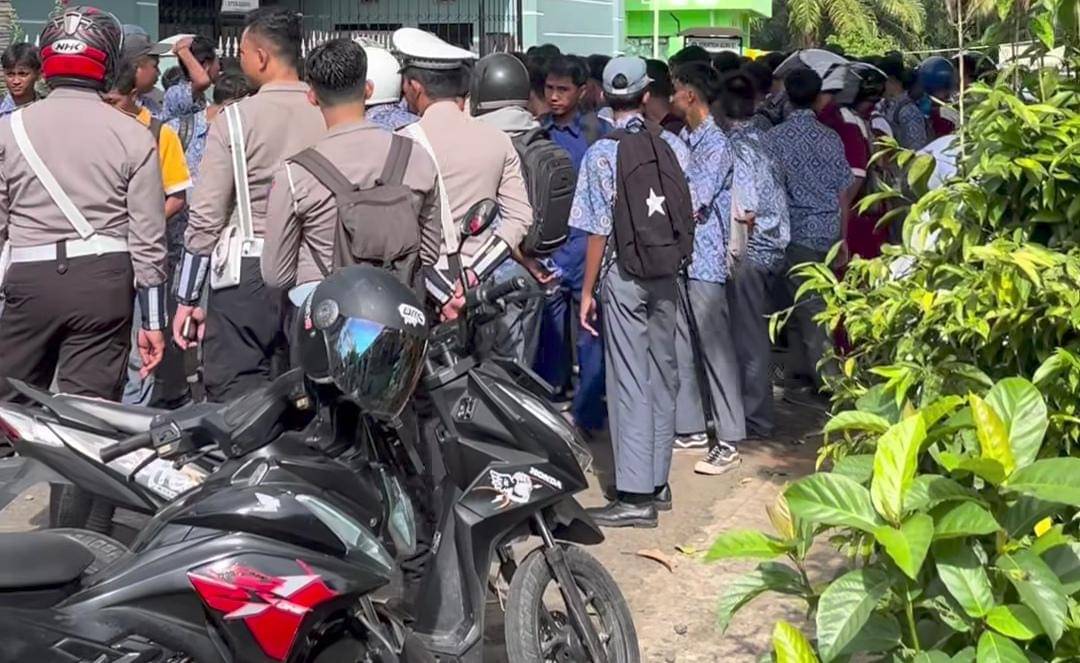 Pelajar SMKN 3 Lubuk Linggau saat menyerbu MAN 2 Lubuk Linggau.