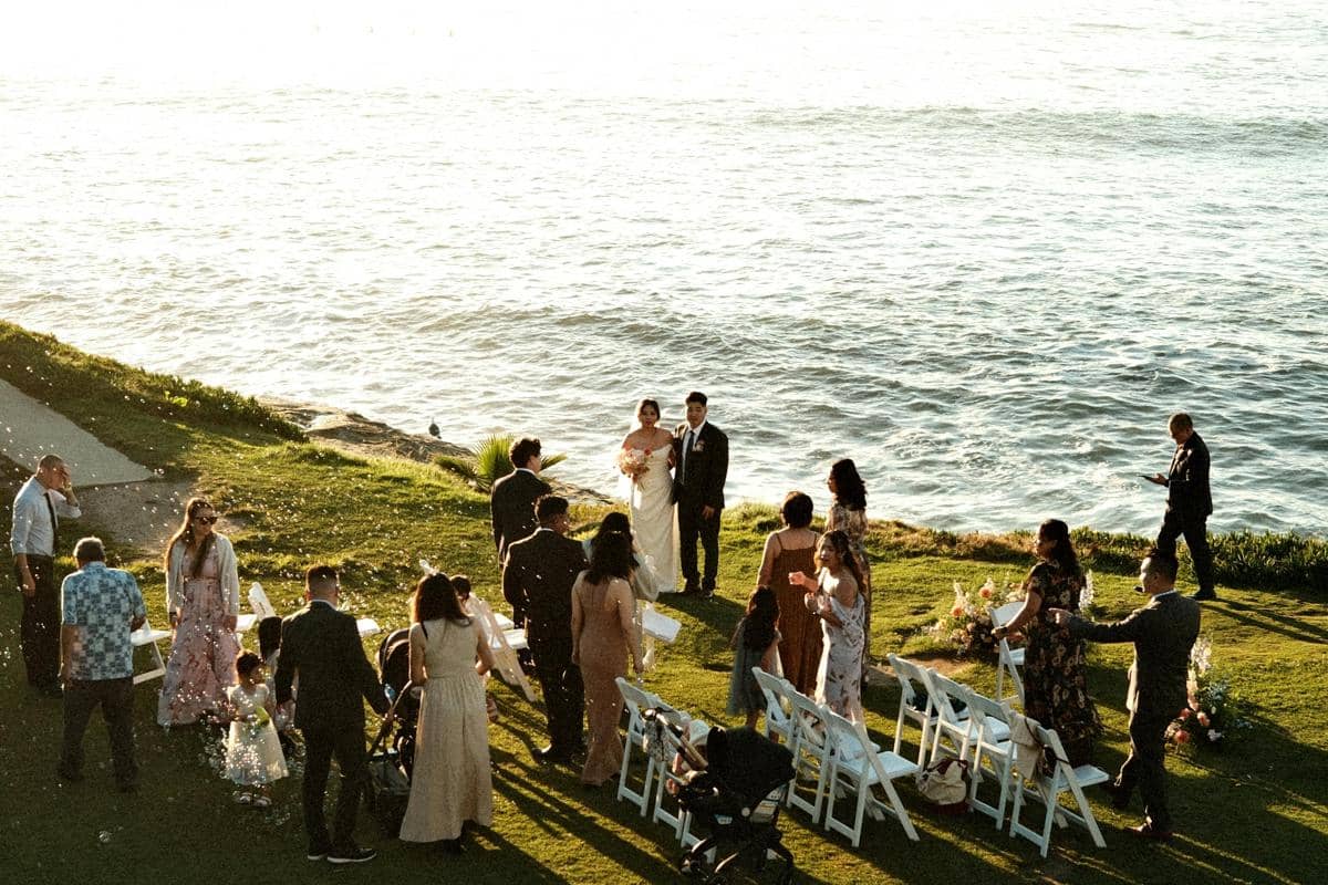 Ilustrasi pesta pernikahan di pantai