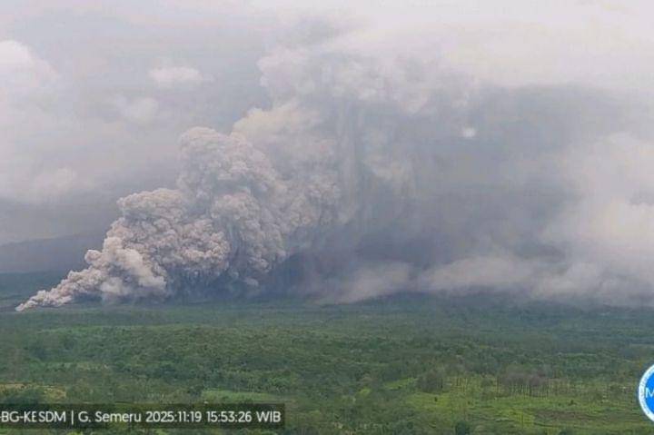 Erupsi Gunung Semeru pada Rabu sore, 19 November 2025, kembali memicu luncuran awan panas guguran yang menjalar hingga delapan kilometer
