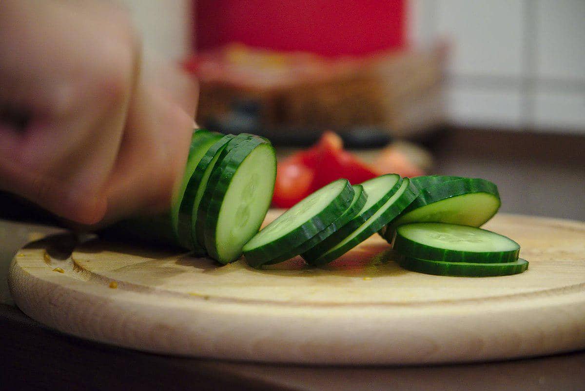 https://commons.wikimedia.org/wiki/File:Cutting_Cucumber_(117412745).jpeg