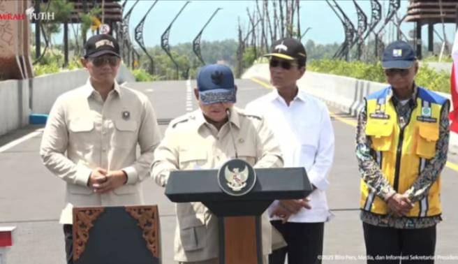 Presiden Prabowo resmikan Jembatan Kabanaran. (IDN Times/Daruwaskita)