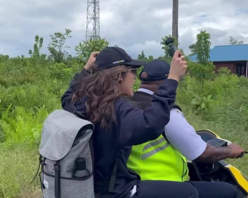 Cinta Laura Berkunjung ke Asmat