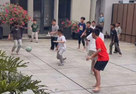 momen ulang tahun ke-12 Juna 