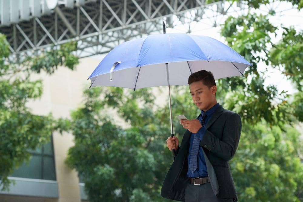 https://www.freepik.com/free-photo/chinese-businessman-standing-with-umbrella-rain-using-smartphone_5839028.htm#fromView=search&page=1&position=2&uuid=4240ee94-588f-4806-97de-41ed1b6591e0&query=menggunakan+payung+siang+hari