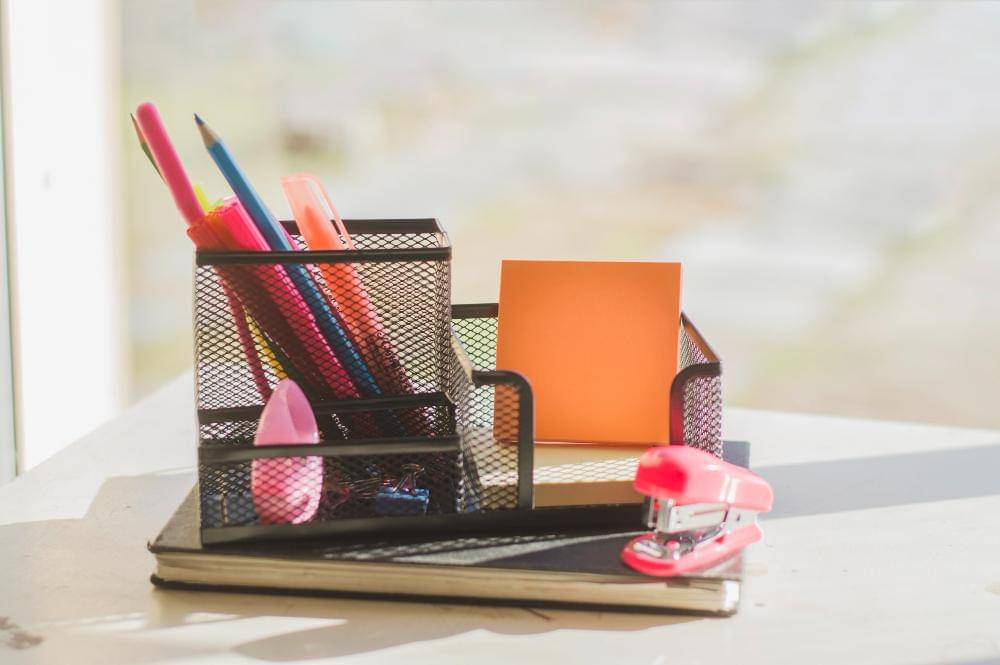 ilustrasi desk organizer