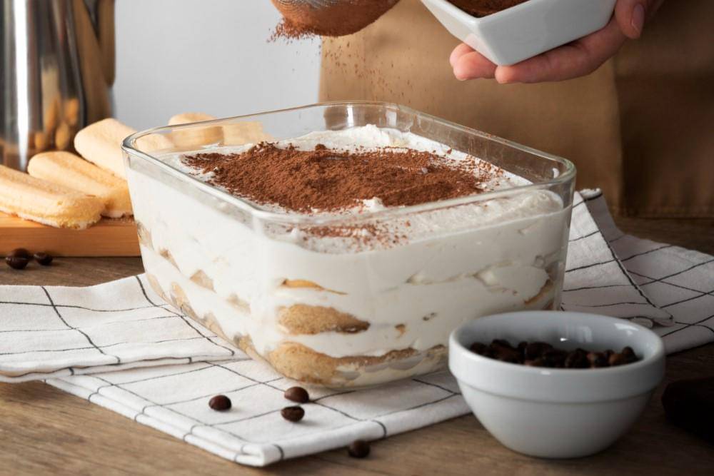 ilustrasi menyusun tiramisu 