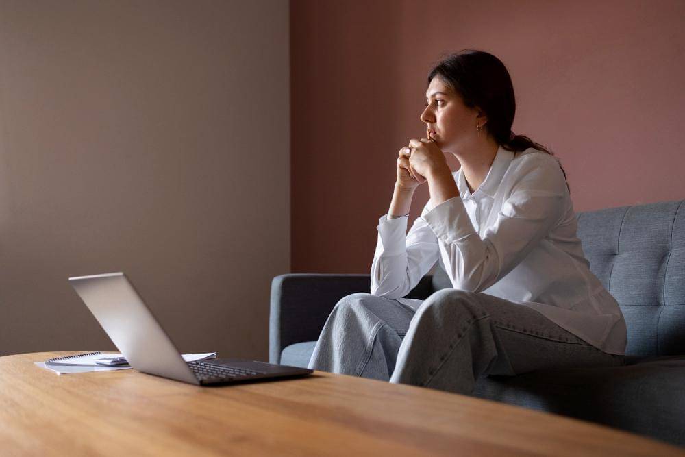 ilustrasi perempuan overthinking 