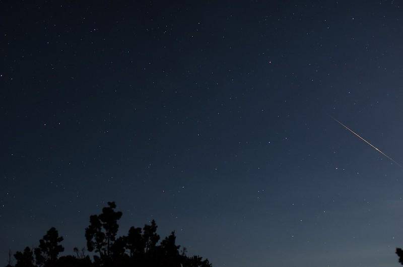 Ilustrasi hujan meteor andromedid yang kerap hilang dan muncul mendadak