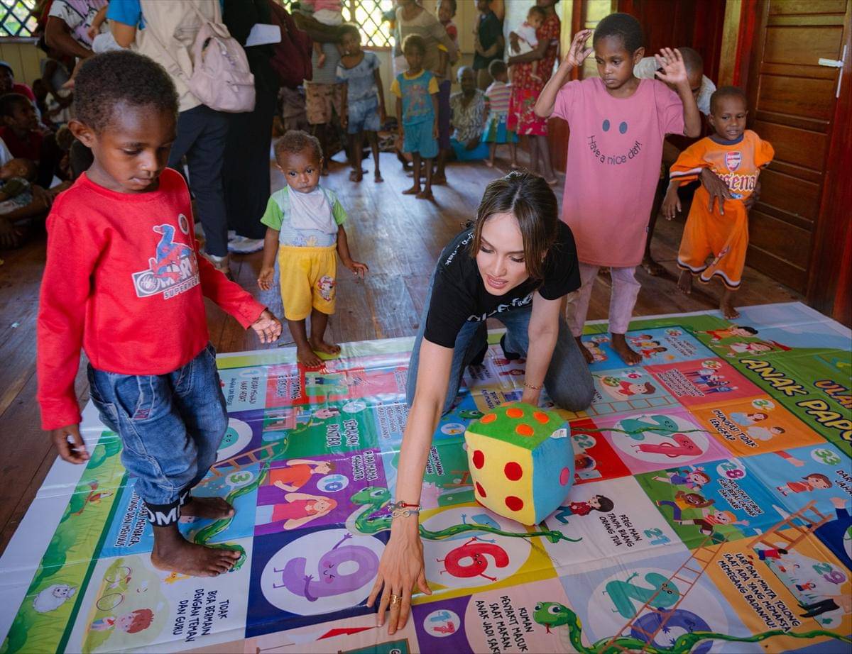Cinta Laura Berkunjung ke Asmat