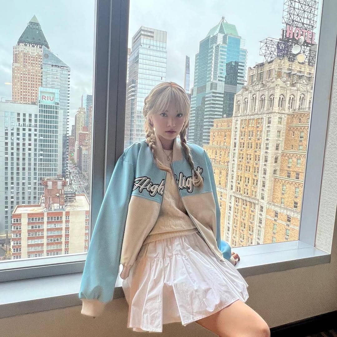 inspirasi outfit kasual gadis remaja ala Eunchae LE SSERAFIM