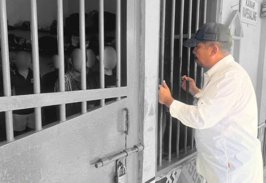 Kanwil Ditjenpas NTT, Ketut Akbar Achjar mengunjungi lapas. (Dok. Ditjenpas NTT)