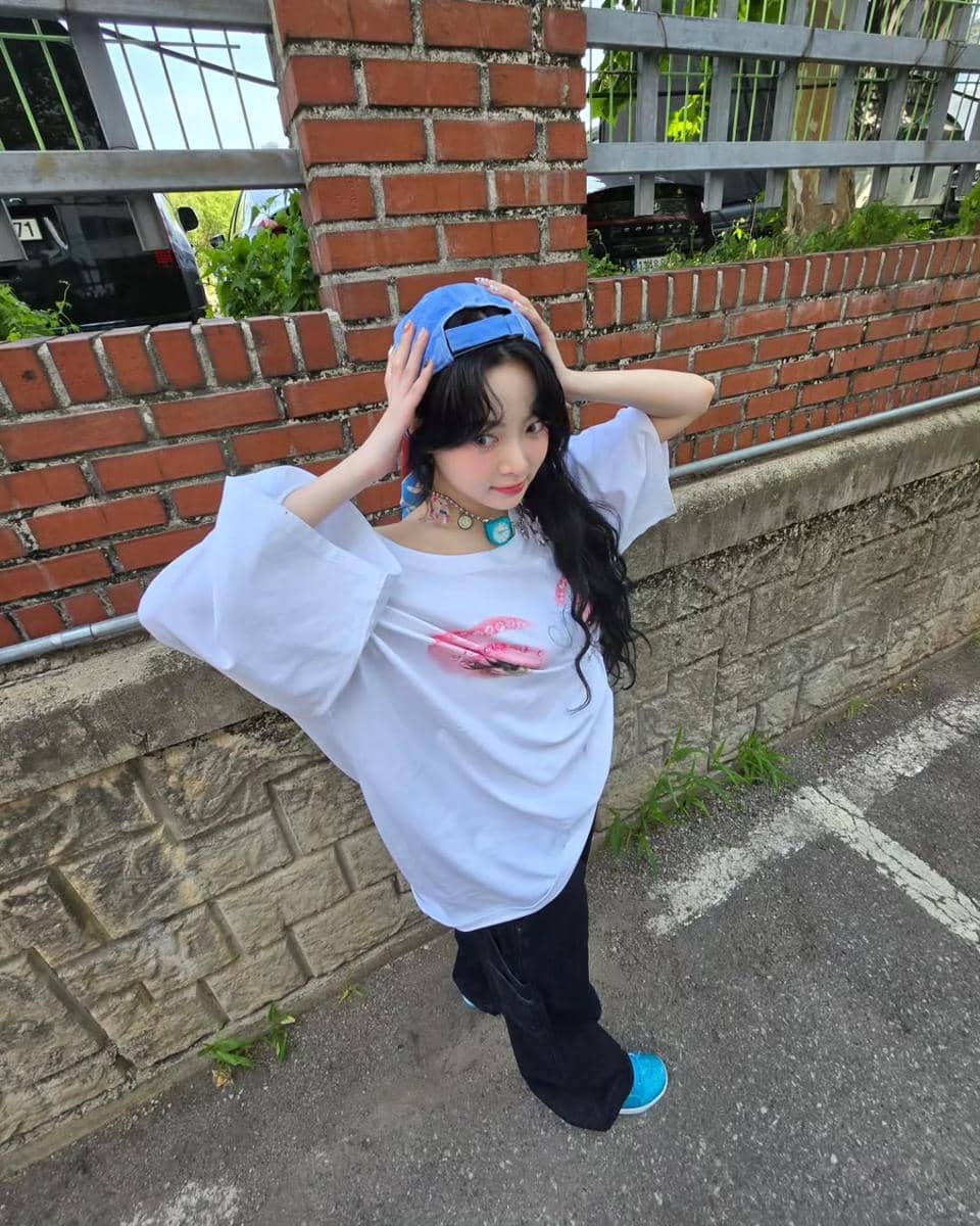 inspirasi outfit kasual gadis remaja ala Eunchae LE SSERAFIM