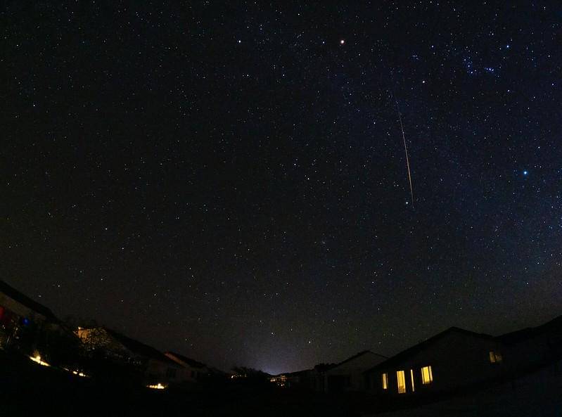 Ilustrasi andromedid yang berasal dari komet yang hancur