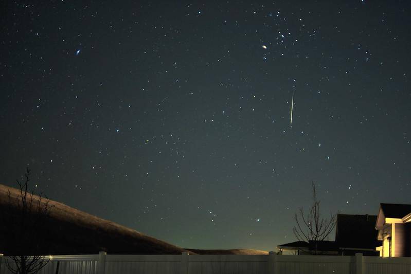 Ilustrasi hujan meteor andromedid yang misterius