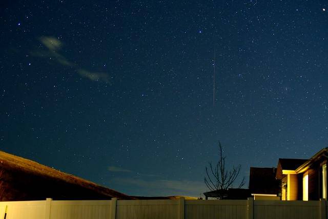 Ilustrasi andromedid yang bergerak sangat lambat tapi indah