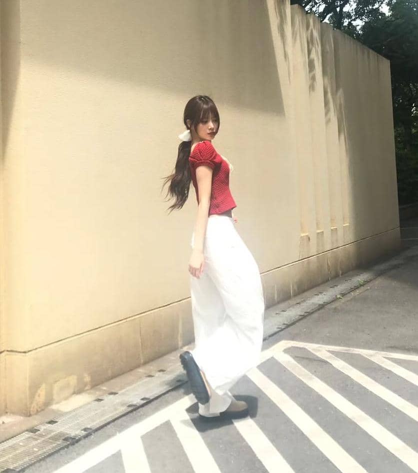 inspirasi outfit kasual gadis remaja ala Eunchae LE SSERAFIM