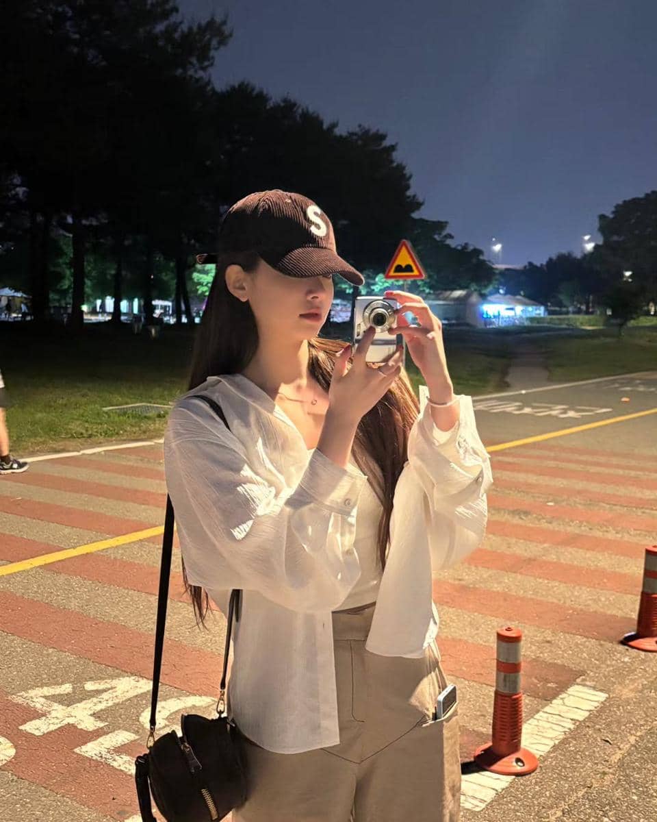 inspirasi outfit kasual gadis remaja ala Eunchae LE SSERAFIM