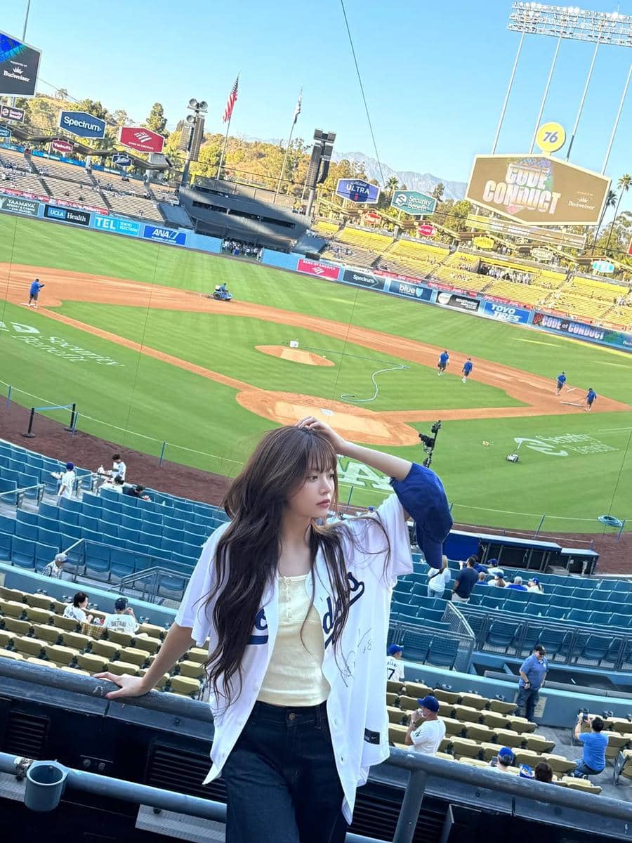 inspirasi outfit kasual gadis remaja ala Eunchae LE SSERAFIM